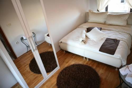 Filip & Viktoria In The Center Of Appartement